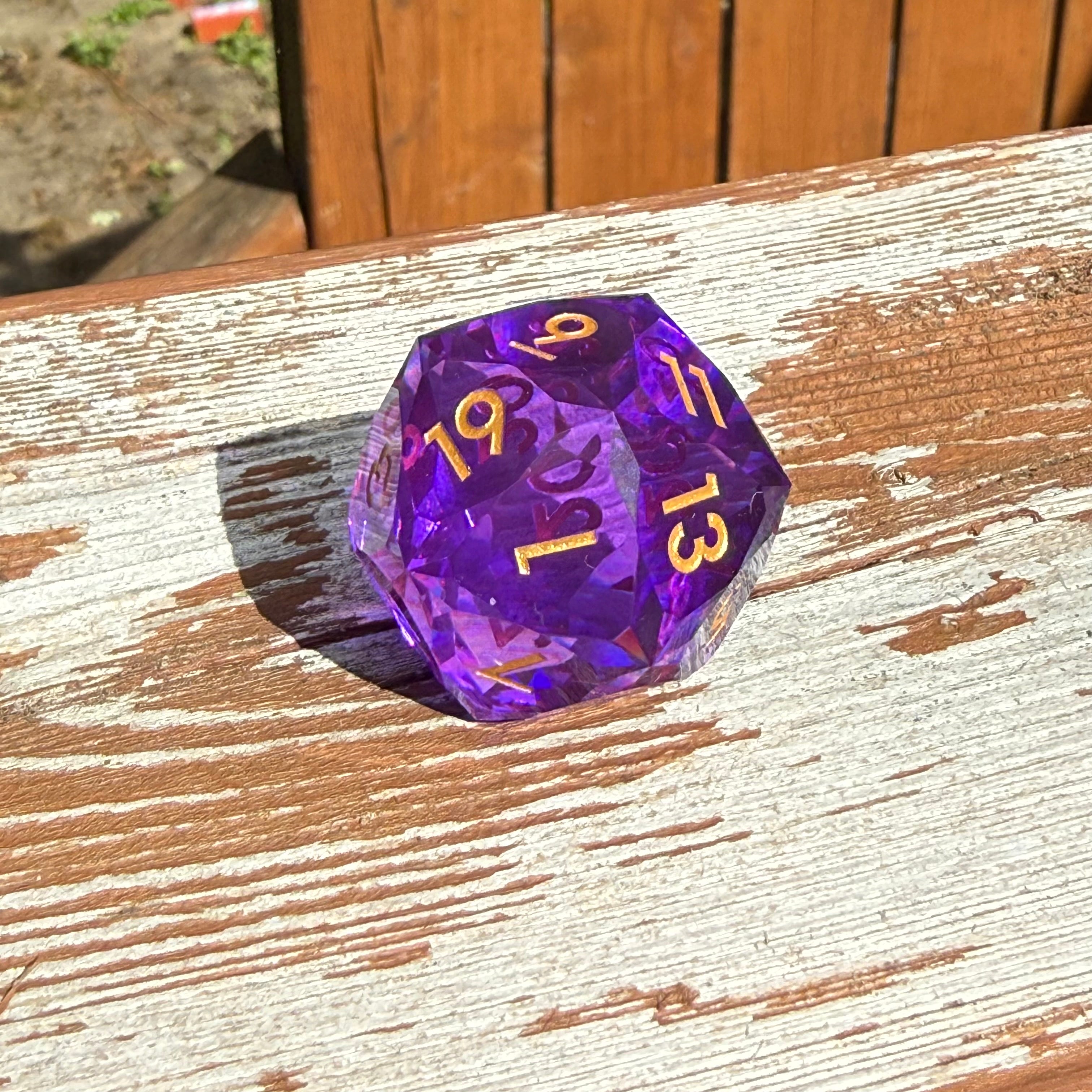 Amethyst Shards Colossus – Jumbo D20 (33mm)