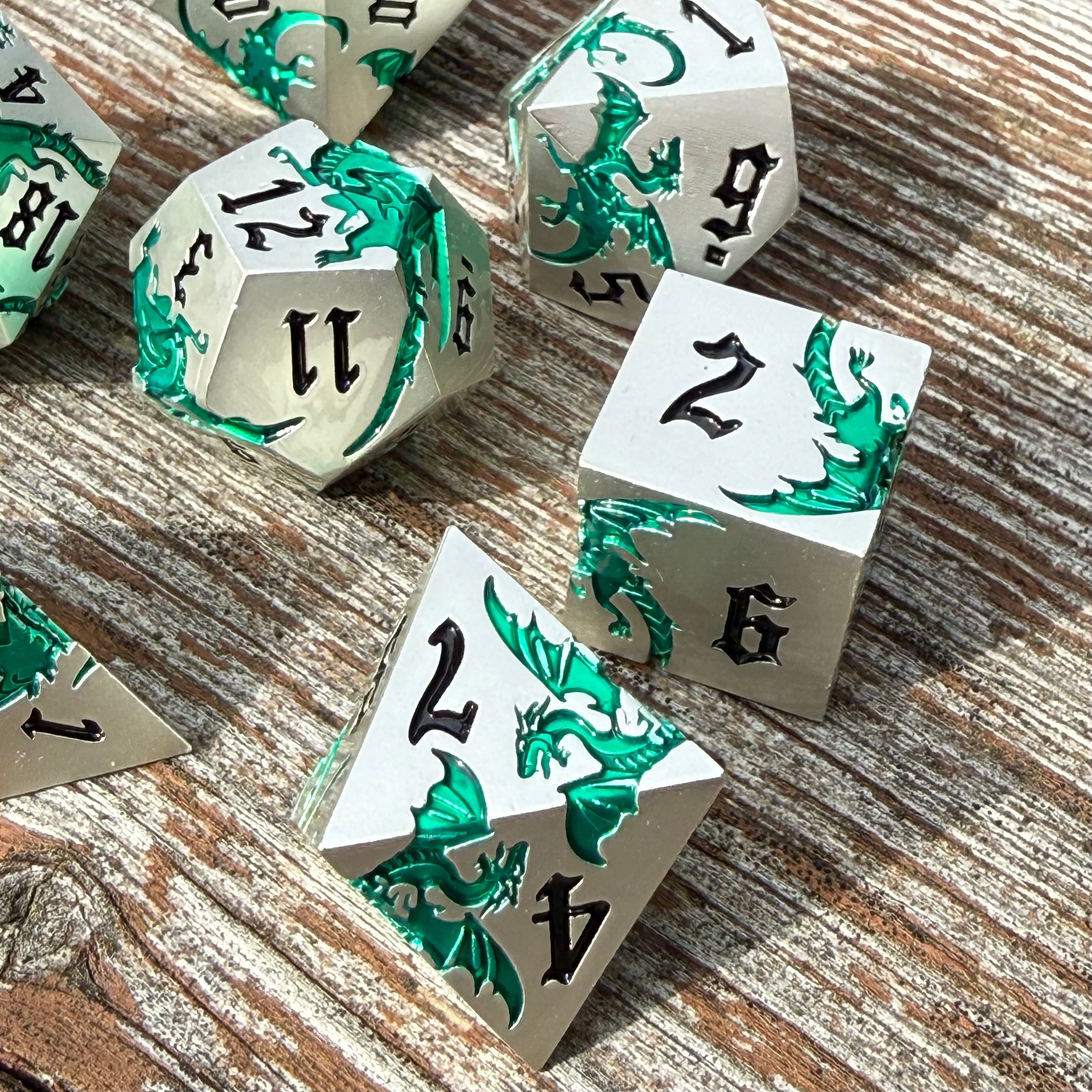 Sceau du Wyrm d'Émeraude – Ensemble de dés en métal