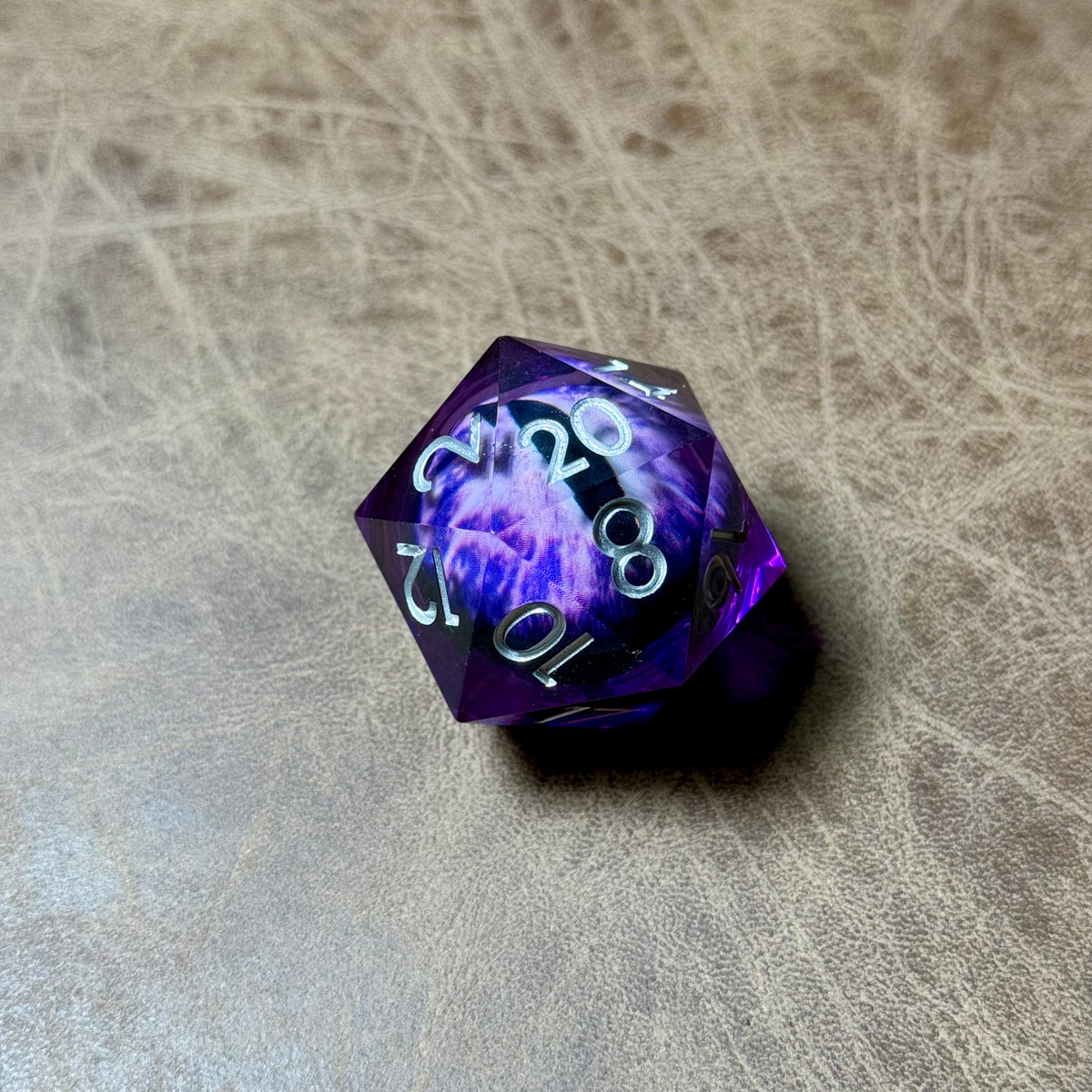 Regard de dragon améthyste Jumbo D20 (33 mm)