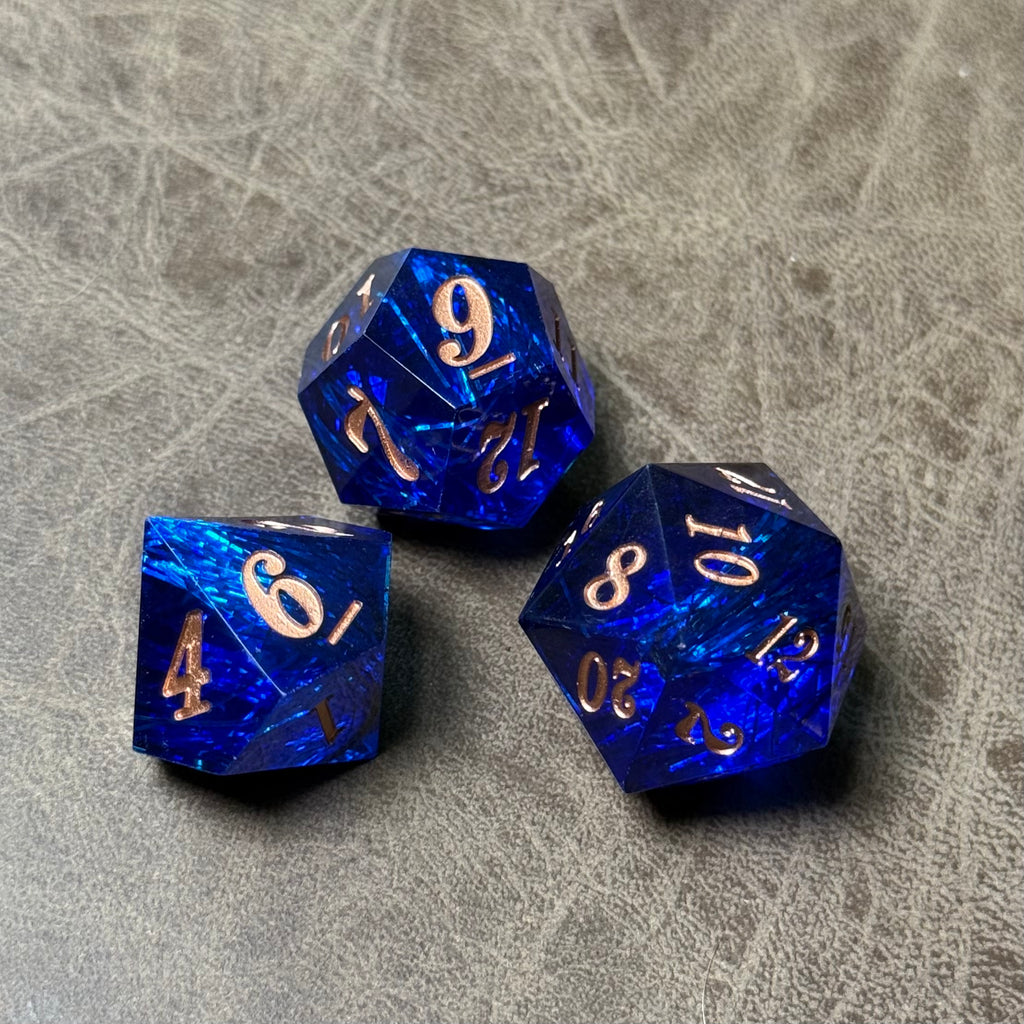 Courant Astral – Set de Dés en Résine Tranchants