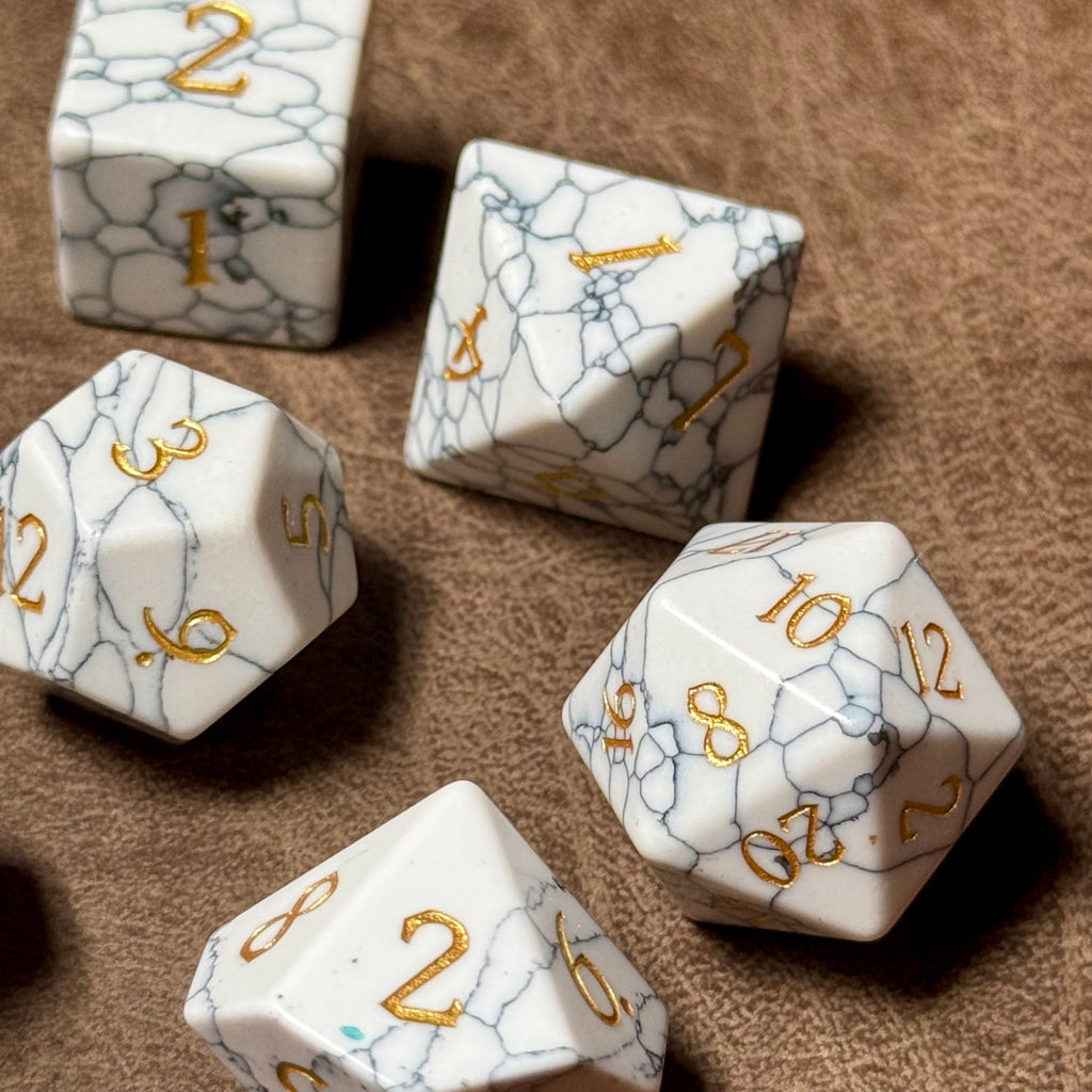 Howlite Sanctum – Ensemble de dés en pierre