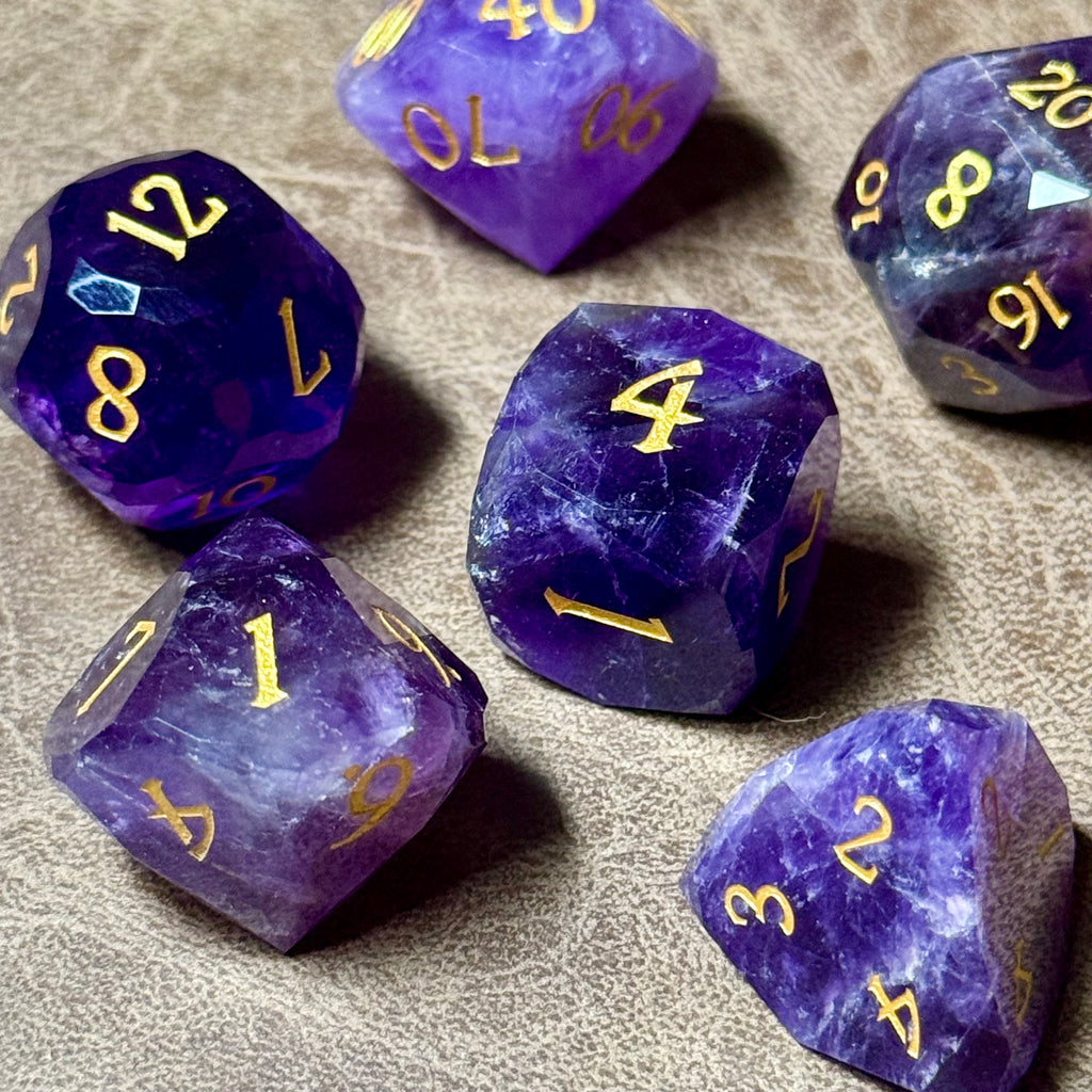 Whispercrystal – Jeu de dés en améthyste taillée en diamant