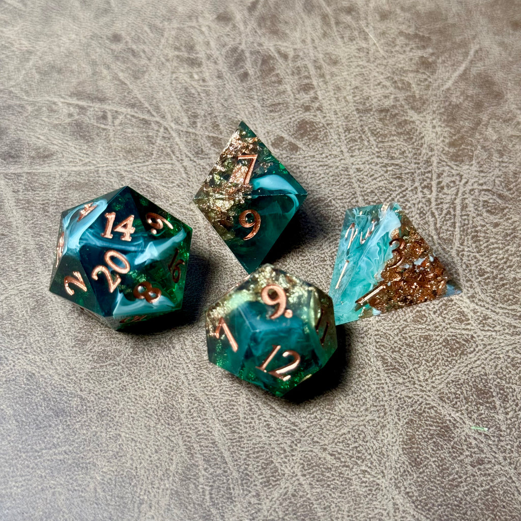 Marée dorée – Jeu de dés en résine à bords tranchants