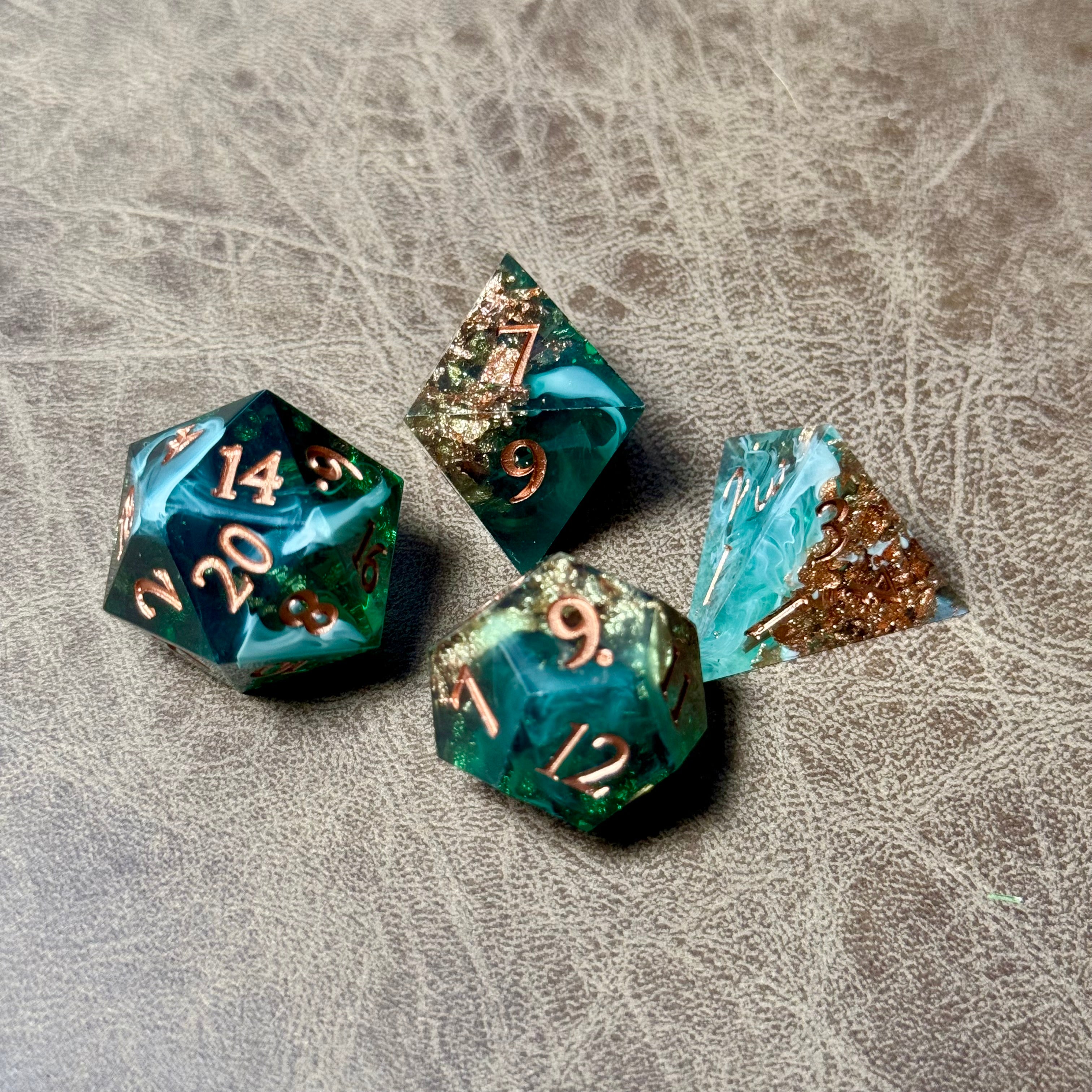 Marée dorée – Jeu de dés en résine à bords tranchants