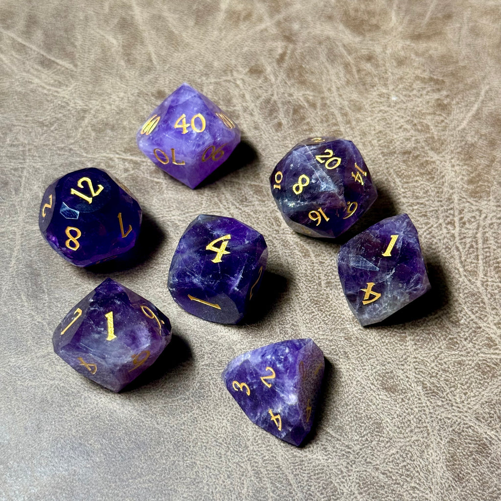 Whispercrystal – Jeu de dés en améthyste taillée en diamant