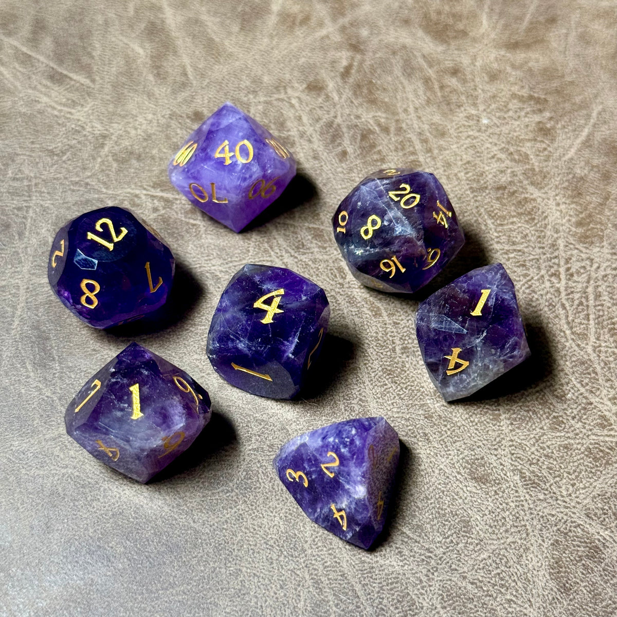 Whispercrystal – Jeu de dés en améthyste taillée en diamant