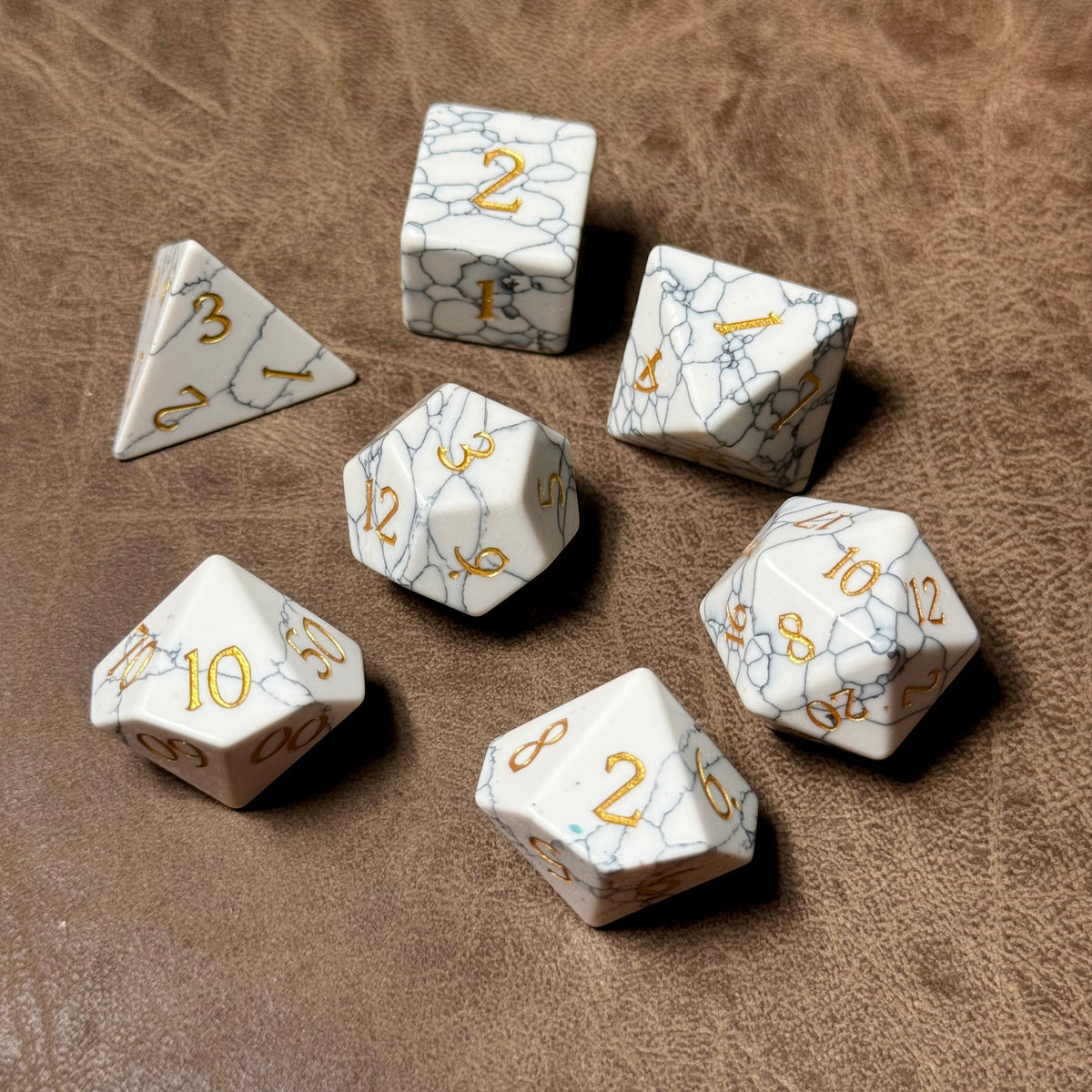 Howlite Sanctum – Ensemble de dés en pierre