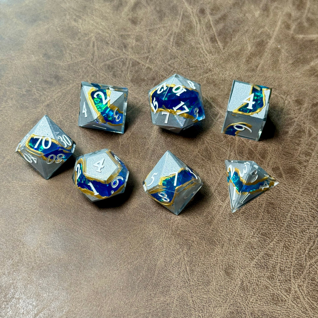 Jeu de dés en résine – Faille de saphir, arêtes vives