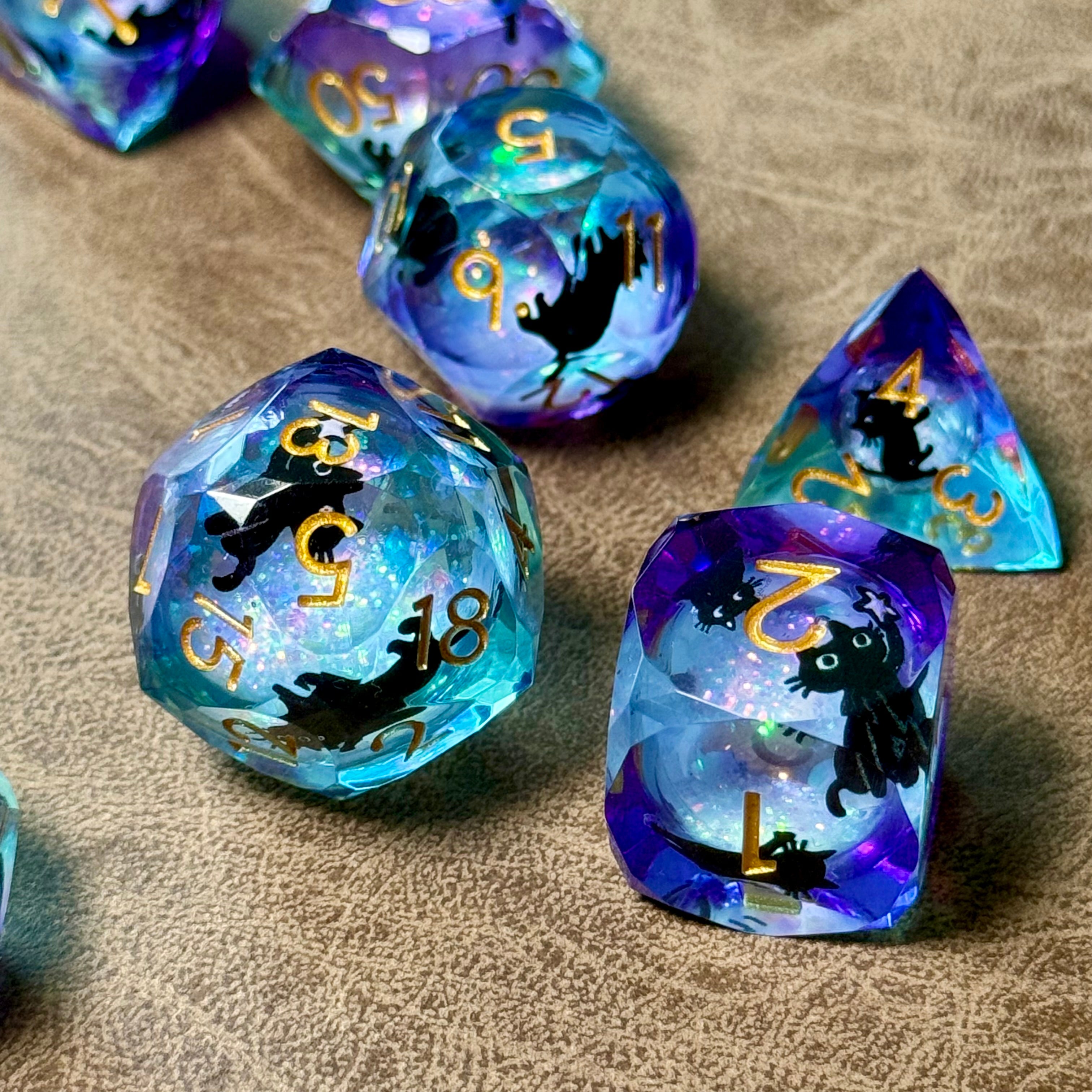 Familiar Whiskers – Aurora Prowl Diamond-Edge Liquid-Core Dice Set