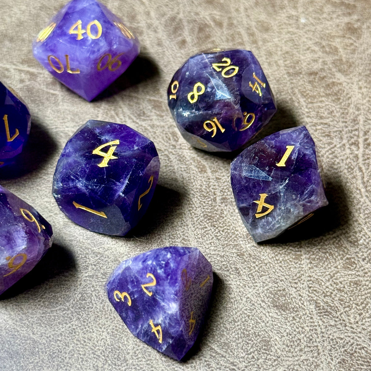 Whispercrystal – Jeu de dés en améthyste taillée en diamant