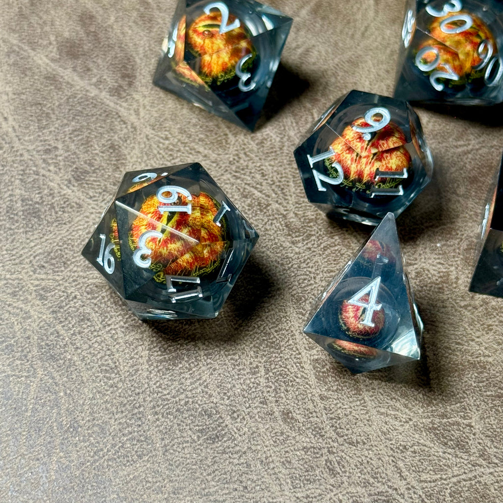 Regard du Dragon Éclipse – Set de Dés à Cœur Liquide