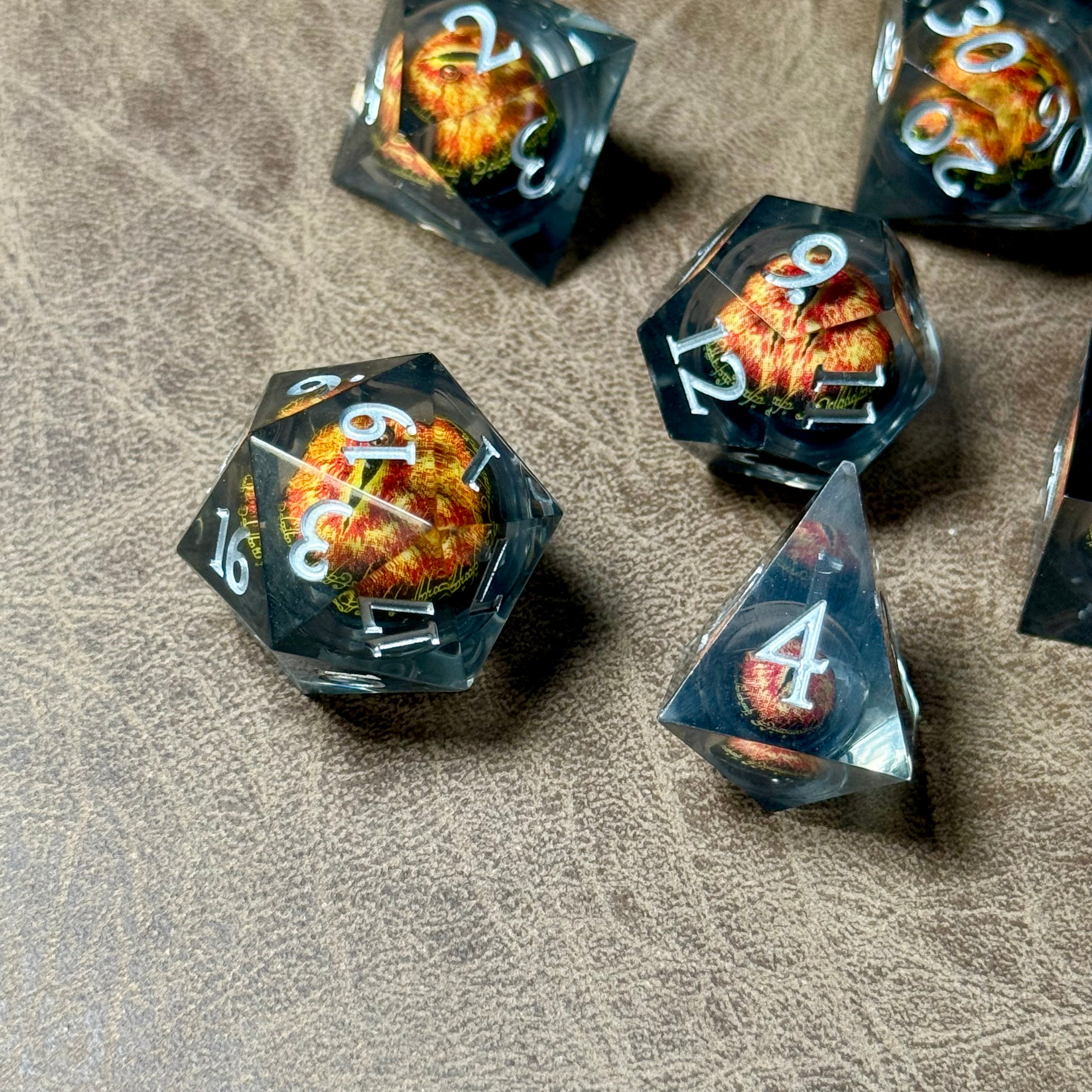 Regard du Dragon Éclipse – Set de Dés à Cœur Liquide