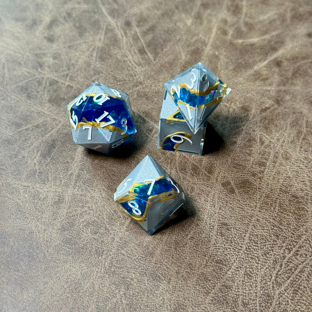 Jeu de dés en résine – Faille de saphir, arêtes vives