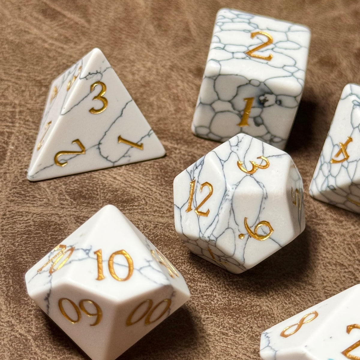 Howlite Sanctum – Ensemble de dés en pierre