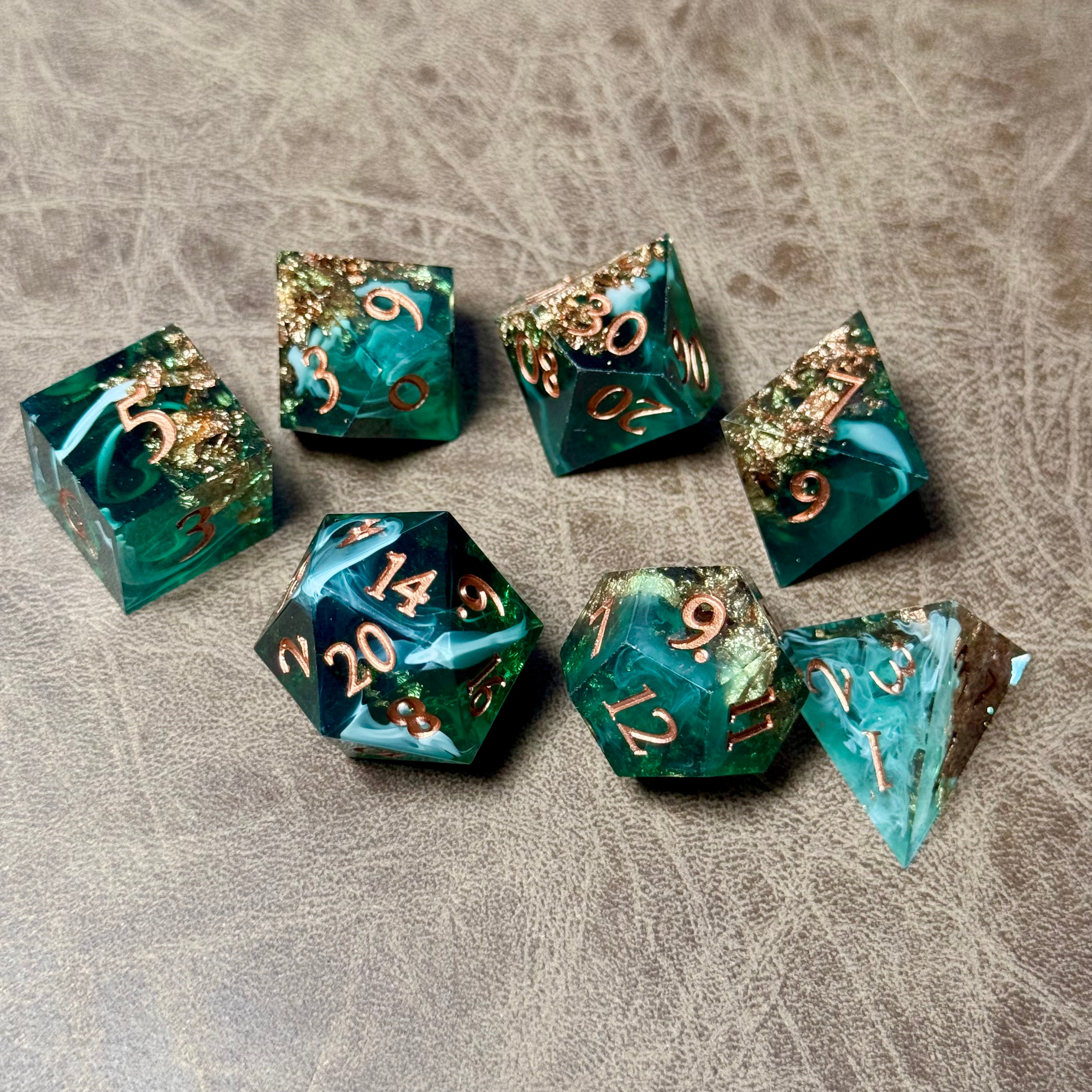 Marée dorée – Jeu de dés en résine à bords tranchants