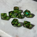 Éclats d'émeraude – Ensemble de dés en résine à bord diamant