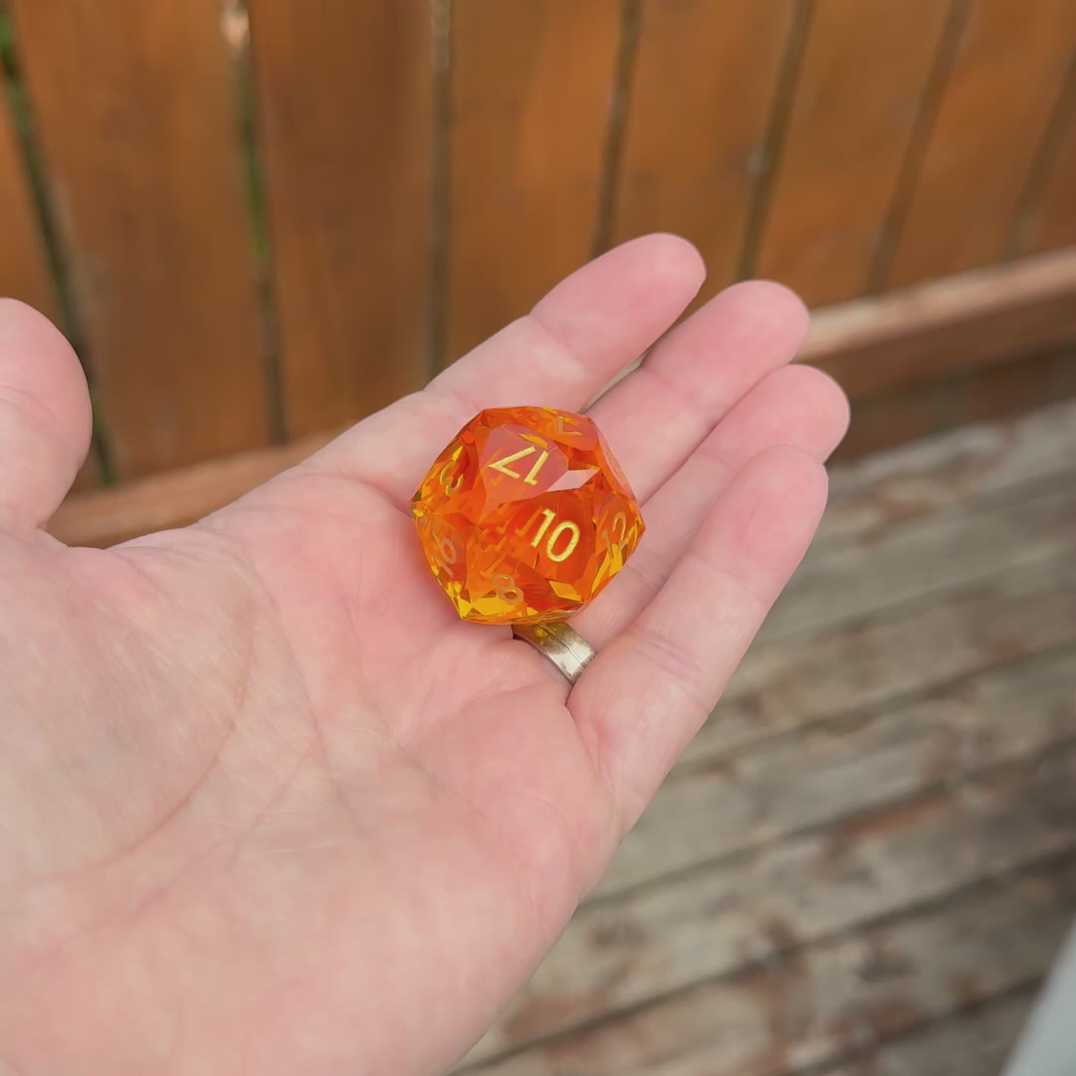 Emberflare Colossus – Diamond Edge Jumbo D20 (30mm)