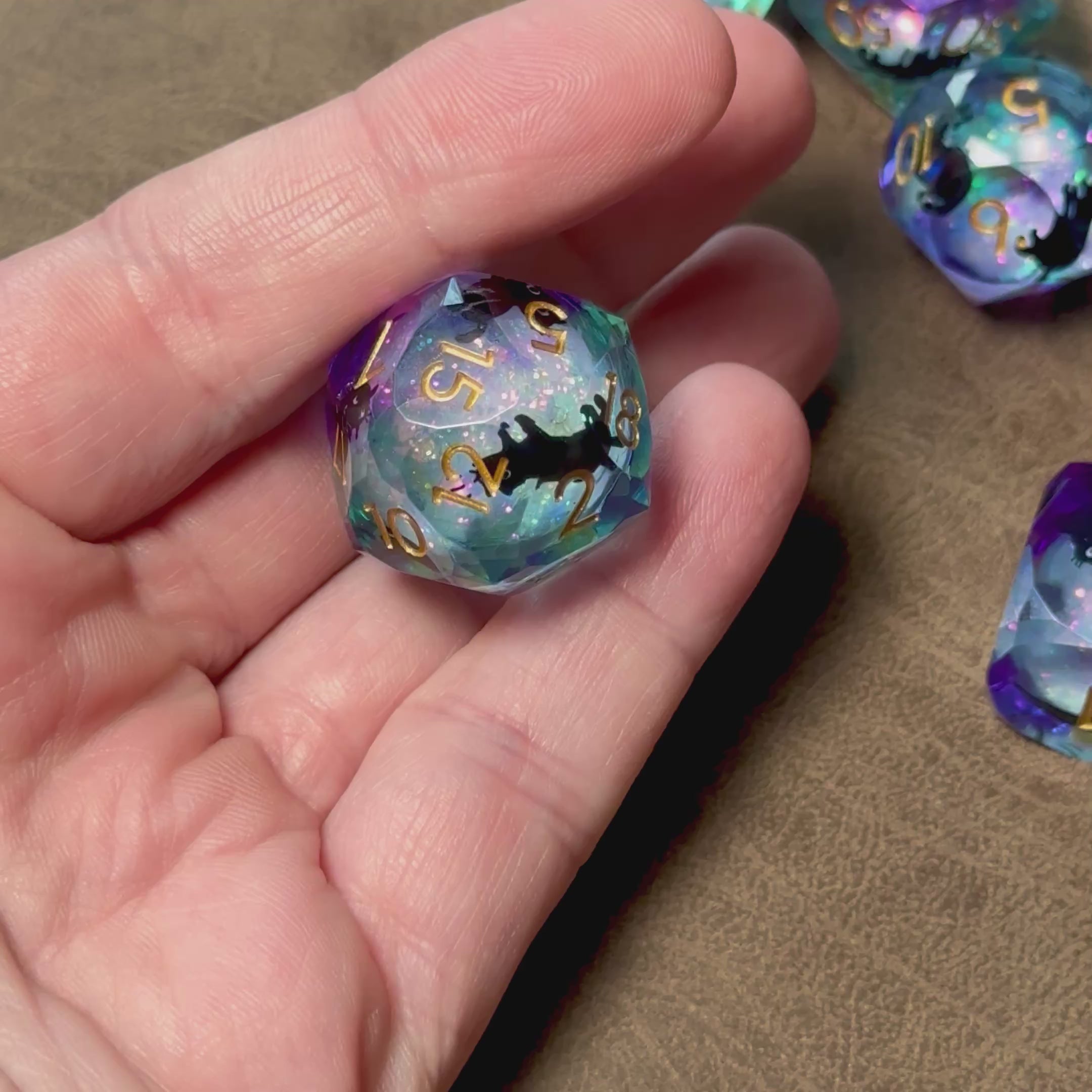 Familiar Whiskers – Aurora Prowl Diamond-Edge Liquid-Core Dice Set