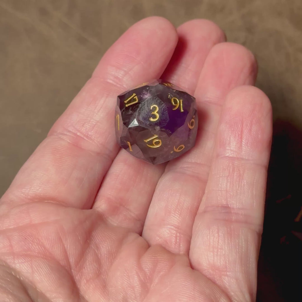 Whispercrystal – Jeu de dés en améthyste taillée en diamant