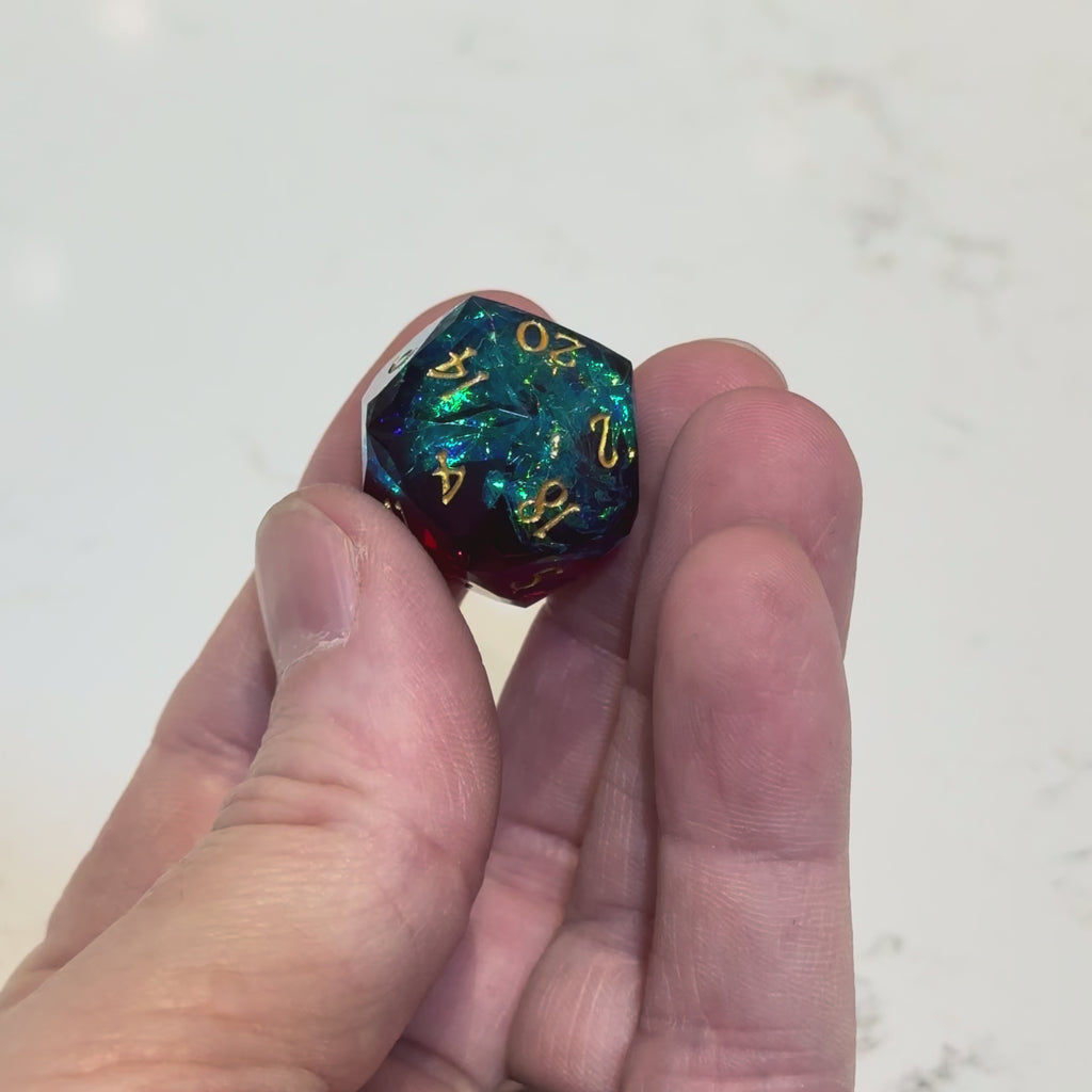 Flamme Céleste – Jeu de dés en résine à bords diamantés