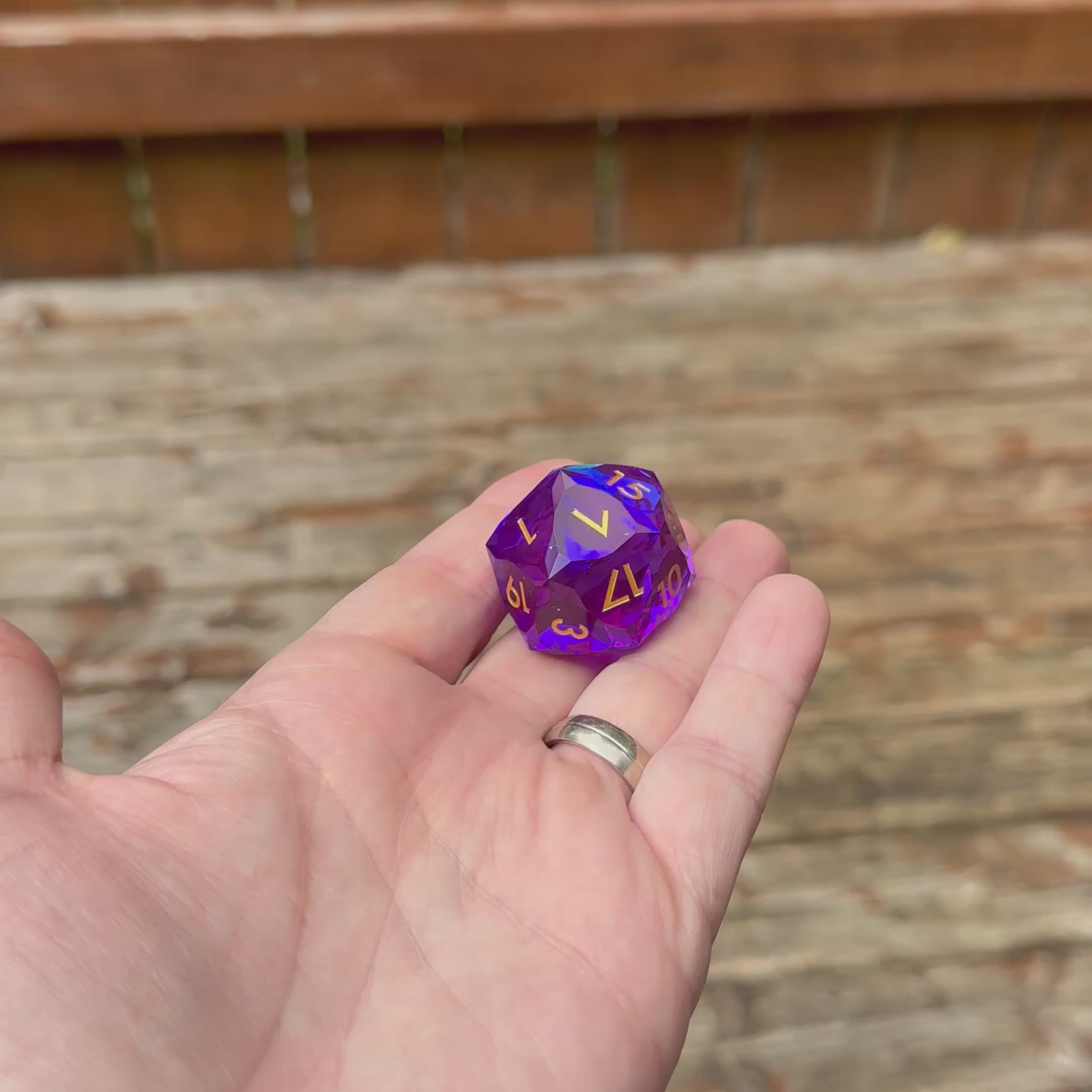 Amethyst Shards Colossus – Jumbo D20 (33mm)