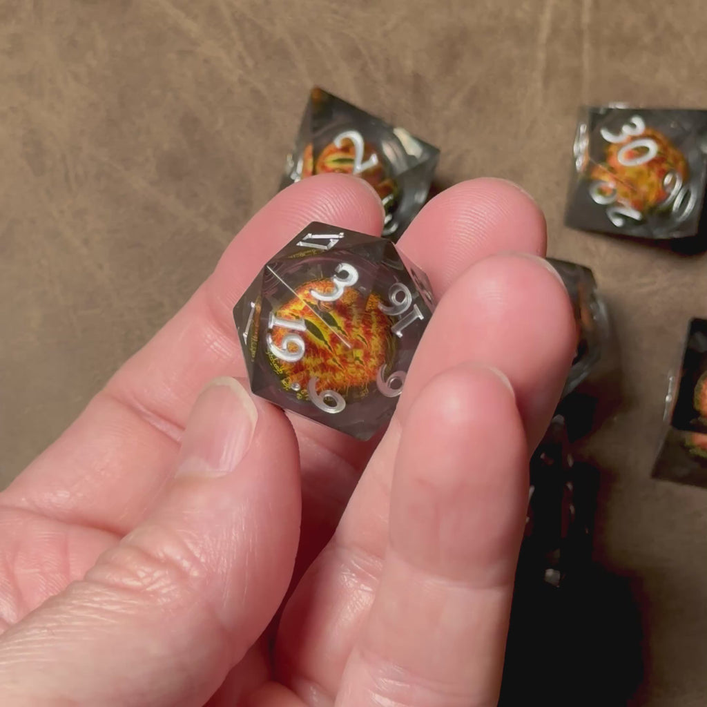 Regard du Dragon Éclipse – Set de Dés à Cœur Liquide