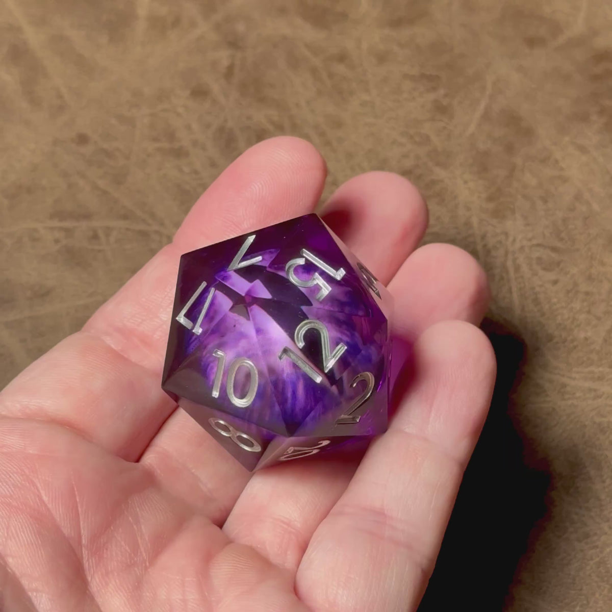 Regard de dragon améthyste Jumbo D20 (33 mm)